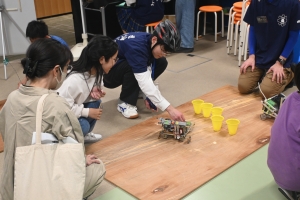 250420_ロボットの操縦体験の様子①.JPG