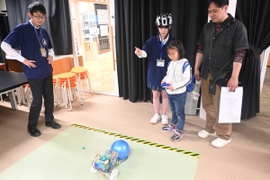 250420_ロボットの操縦体験の様子③.JPG