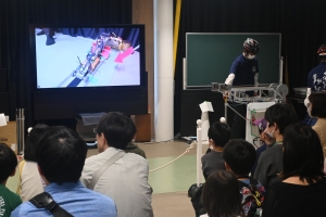 250420_学生によるロボット説明の様子②.JPG