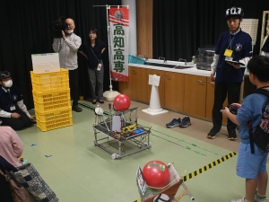 250420_高専ロボットがくる操縦体験の様子②.JPG