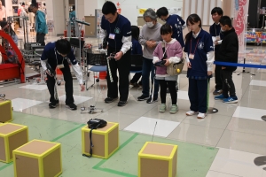 くねくね動く不思議なロボットロボット体験の様子.JPG