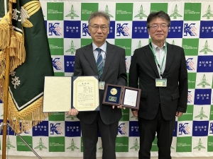 授賞を江口校長に報告した様子.JPG