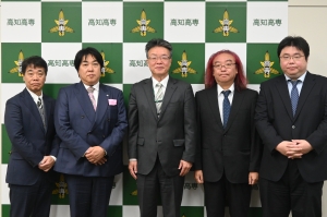 記念撮影（左から、冨田様、澤田様、江口校長、秦教授、西内教授）.JPG