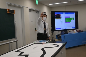 講師の岩崎准教授_251005.JPG